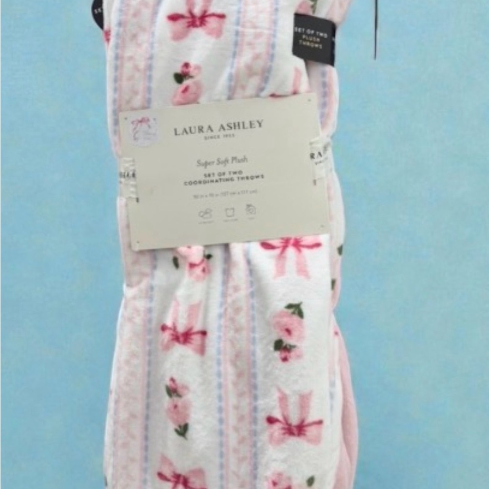 π πΈLaura Ashley Set of TWO Pink Plush Coordinating Throws NWT ~ π BOWS & πΈROSES - Picture 5 of 16